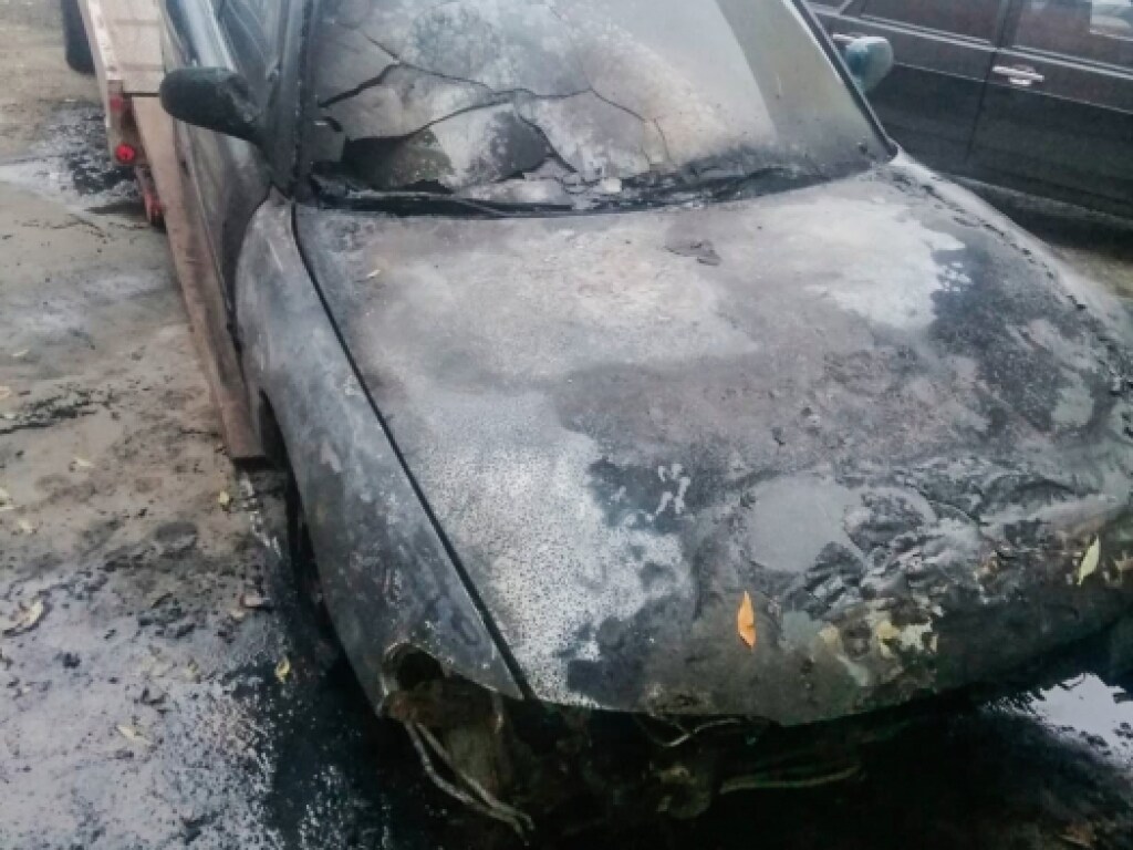 В Николаевской области у магазина подожгли Mazda (ФОТО)