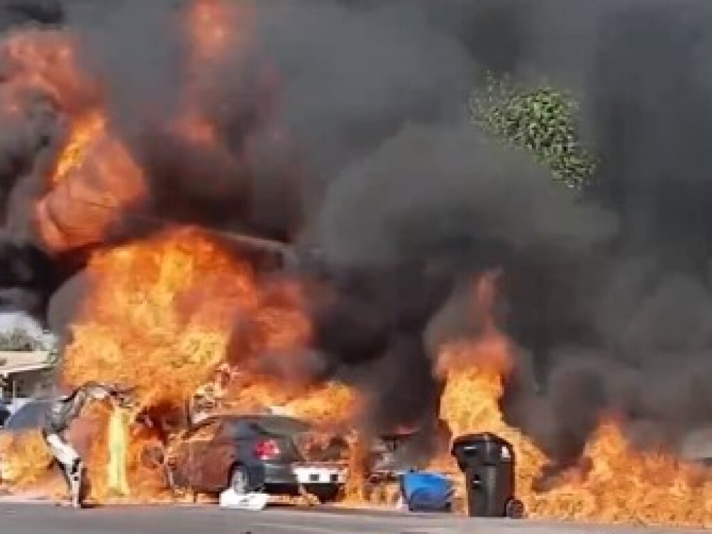 В Калифорнии самолет рухнул на припаркованные авто: на улице возник сильный пожар (ВИДЕО)
